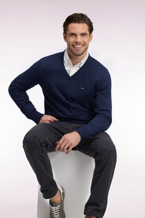 Pull col V en laine et coton bleu coupe droite - Image 1