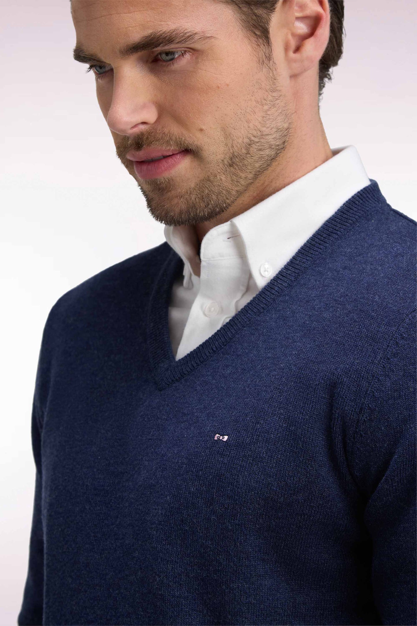 Pull col V en laine et coton bleu coupe droite
