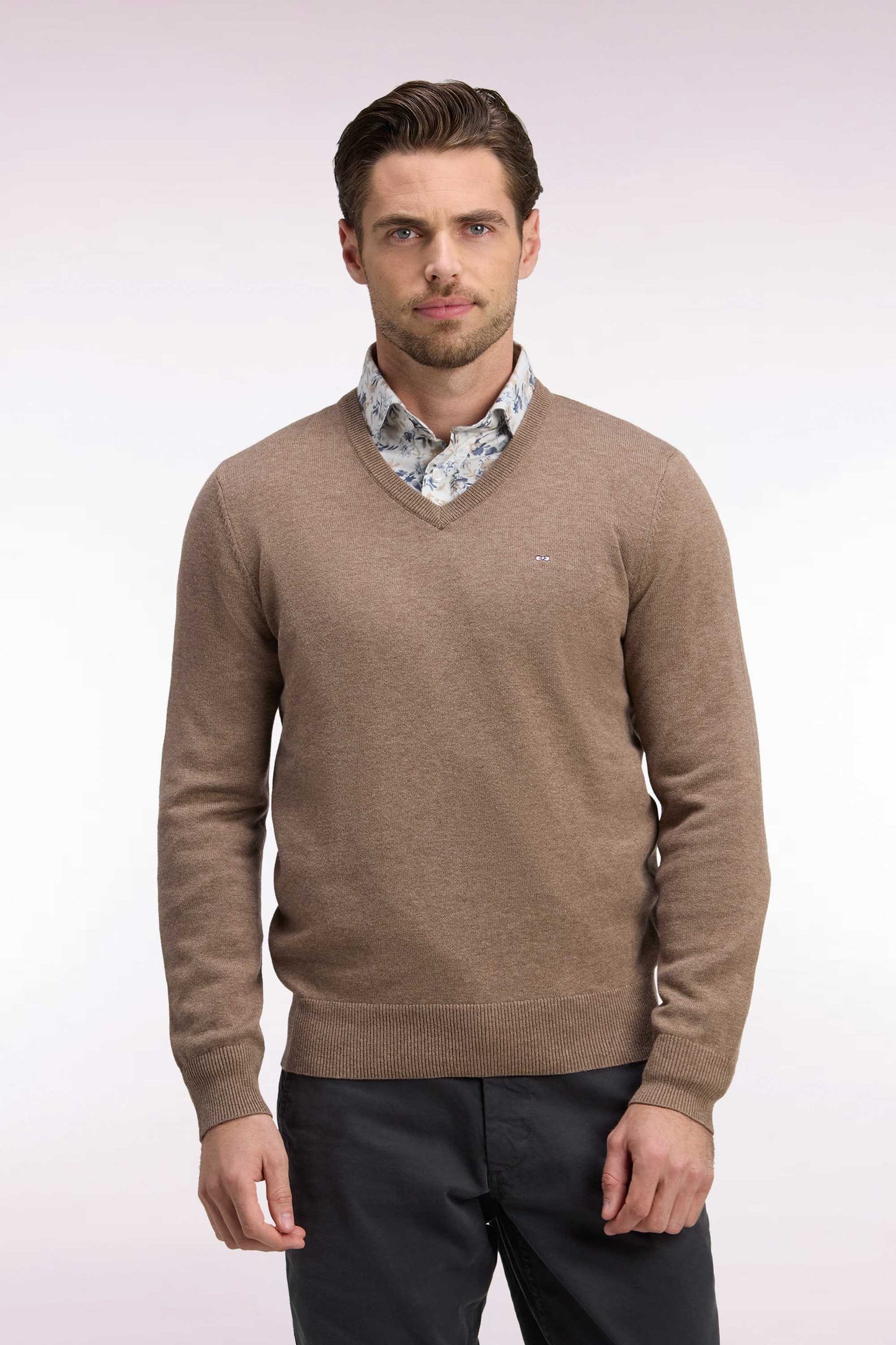 Pull col V en laine et coton marron coupe droite