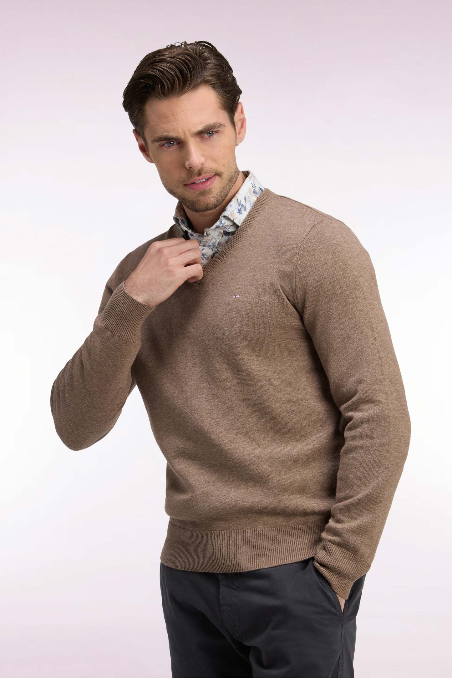 Pull col V en laine et coton marron coupe droite