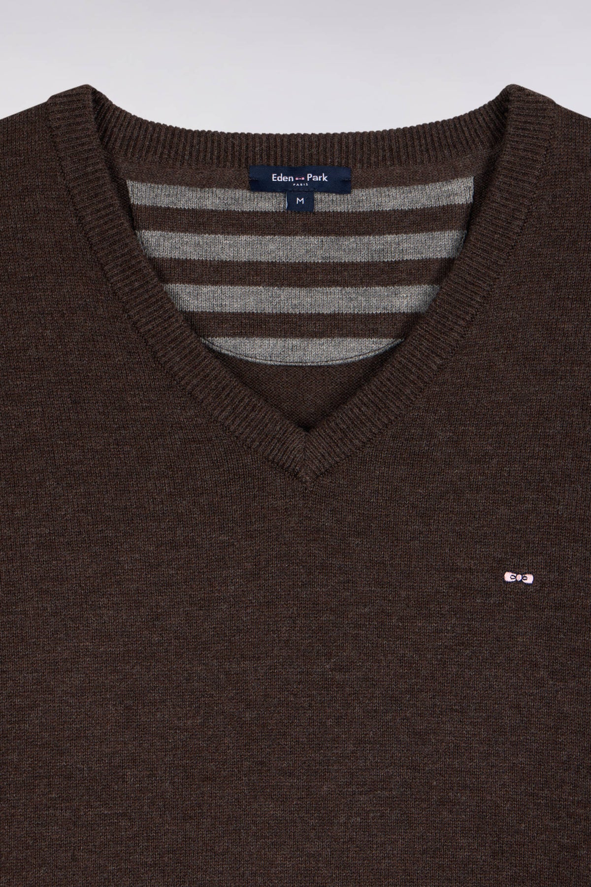 Pull col V en laine et coton marron coupe droite