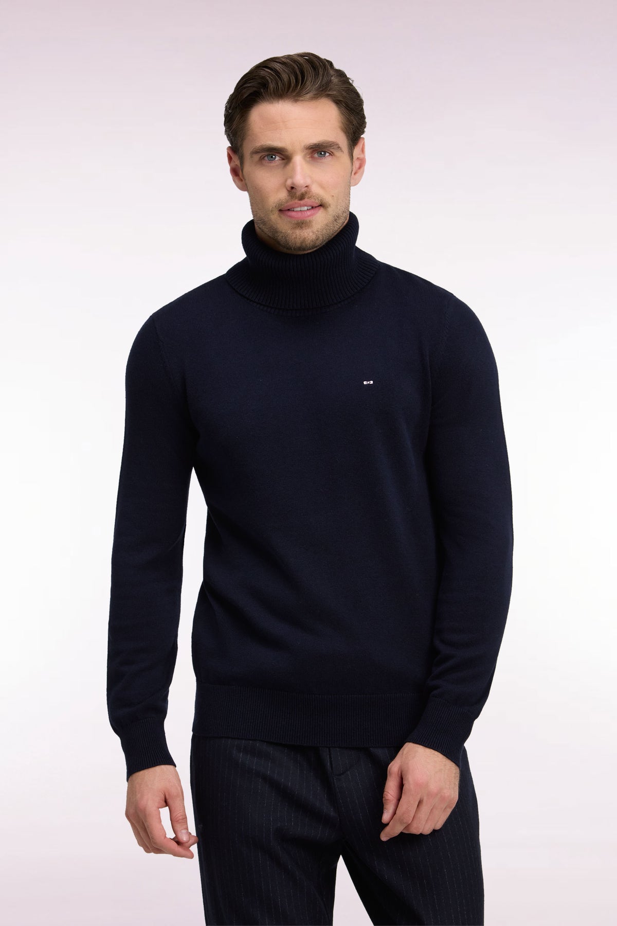 Pull col roulé en laine et coton marine coupe droite