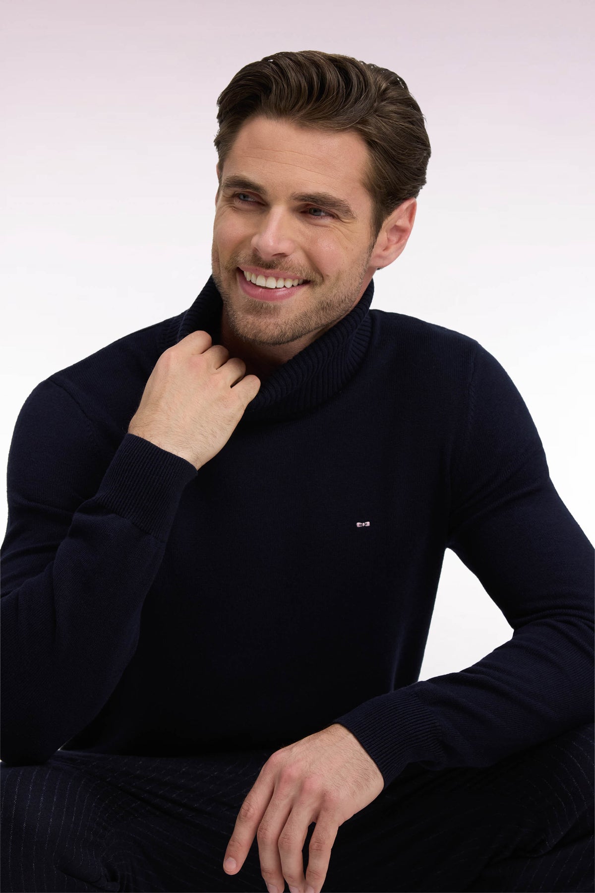Pull col roulé en laine et coton marine coupe droite