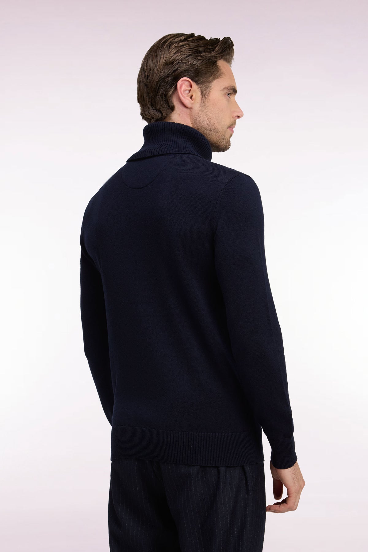 Pull col roulé en laine et coton marine coupe droite