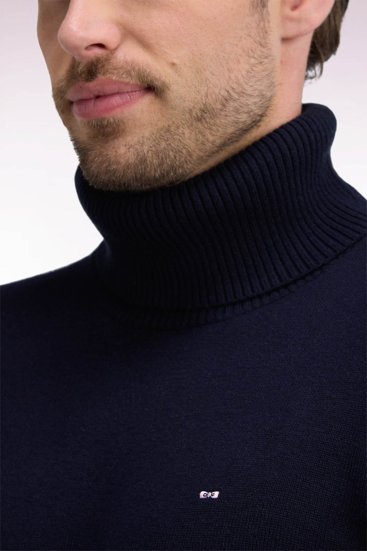 Pull col roulé en laine et coton marine coupe droite