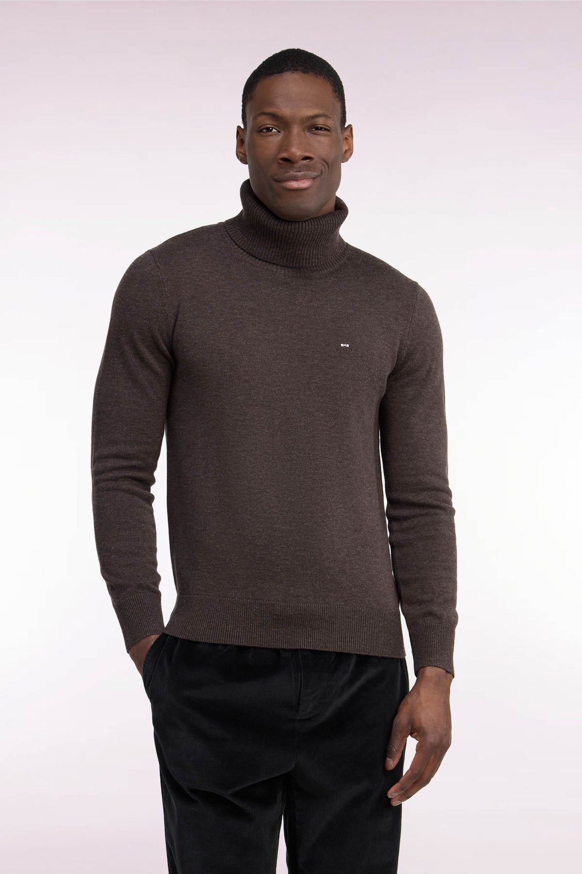 Pull col roulé en laine et coton marron coupe droite
