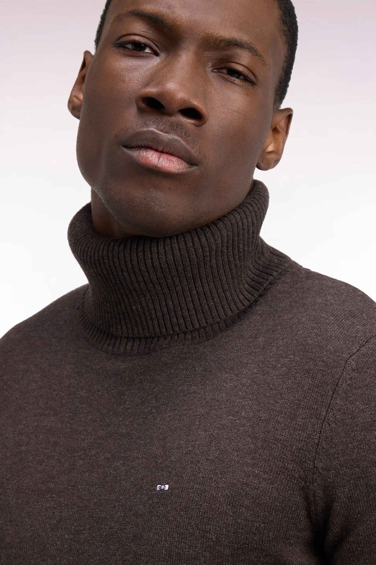 Pull col roulé en laine et coton marron coupe droite
