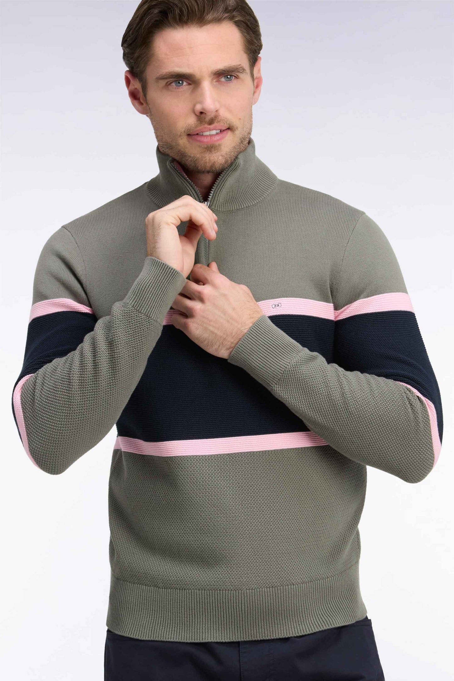 Pull à col camionneur en coton vert olive à découpes contrastées coupe droite