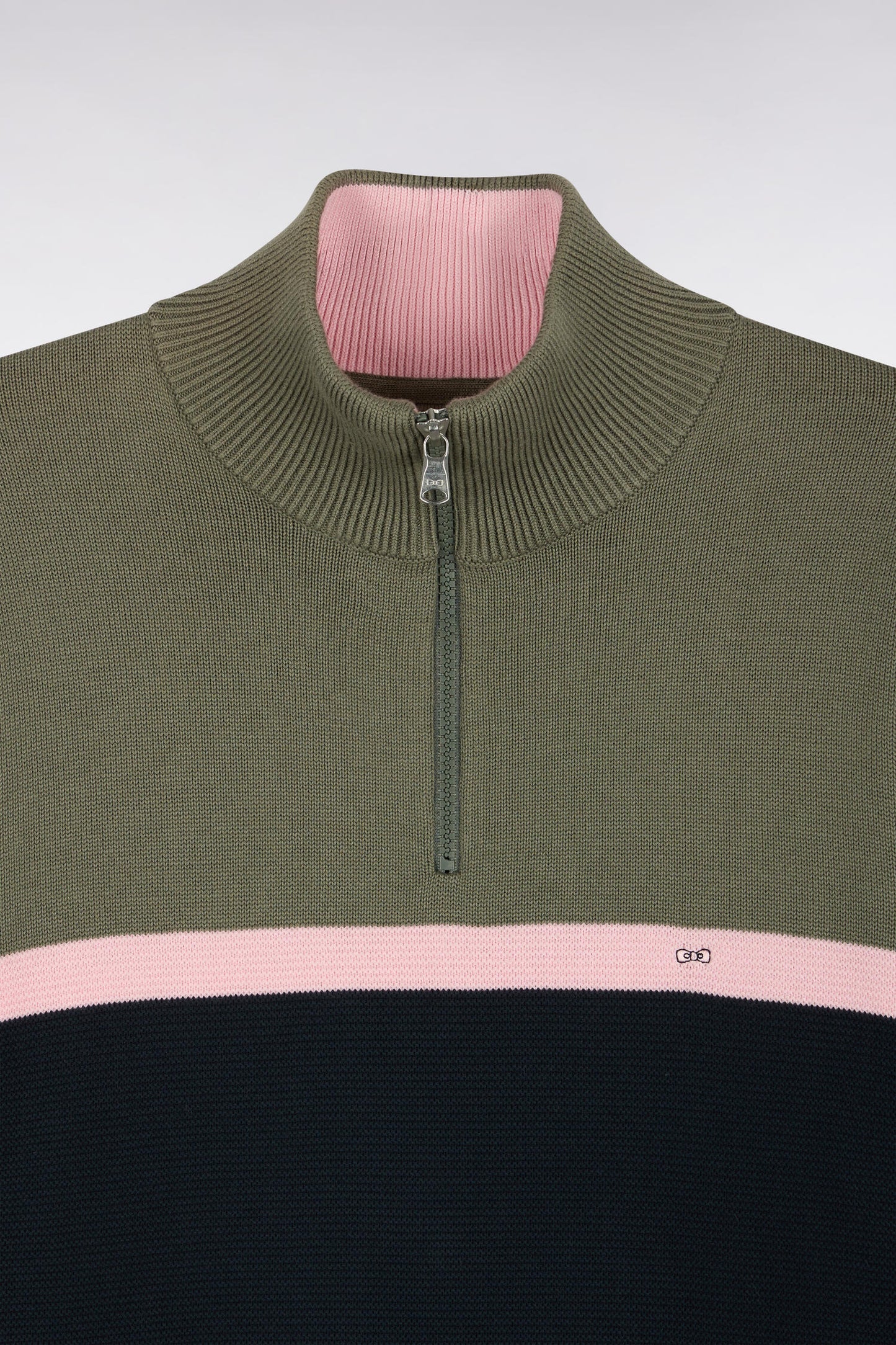 Pull à col camionneur en coton vert olive à découpes contrastées coupe droite