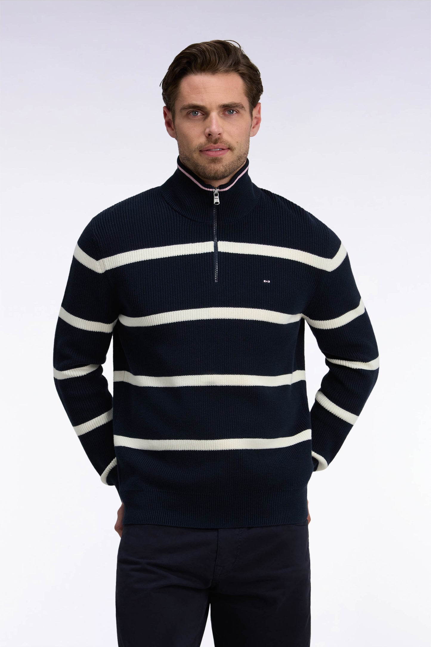 Pull rayé à col camionneur zippé en coton marine et écru coupe droite