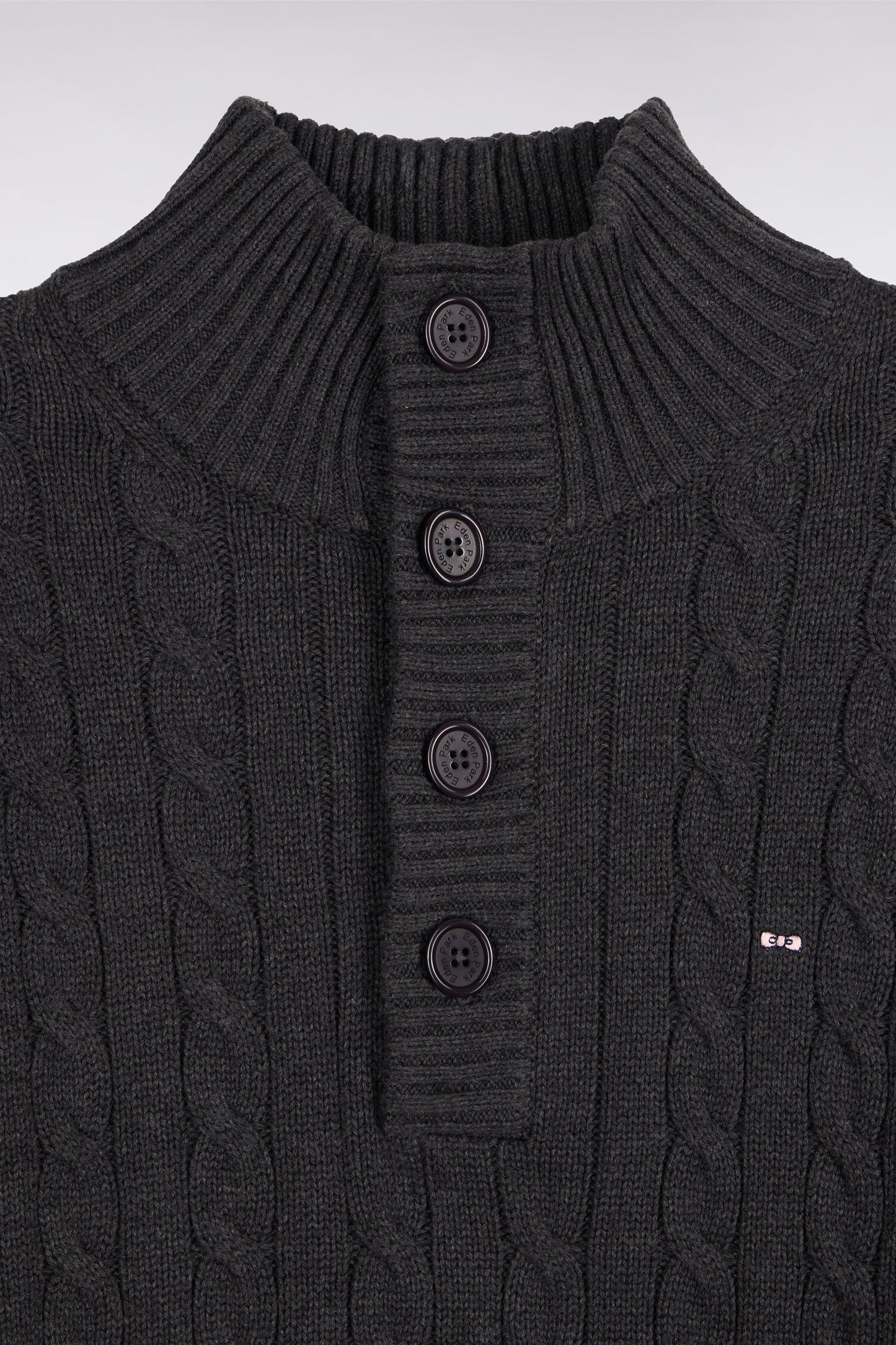 Pull à torsades col boutonné en coton gris coupe droite