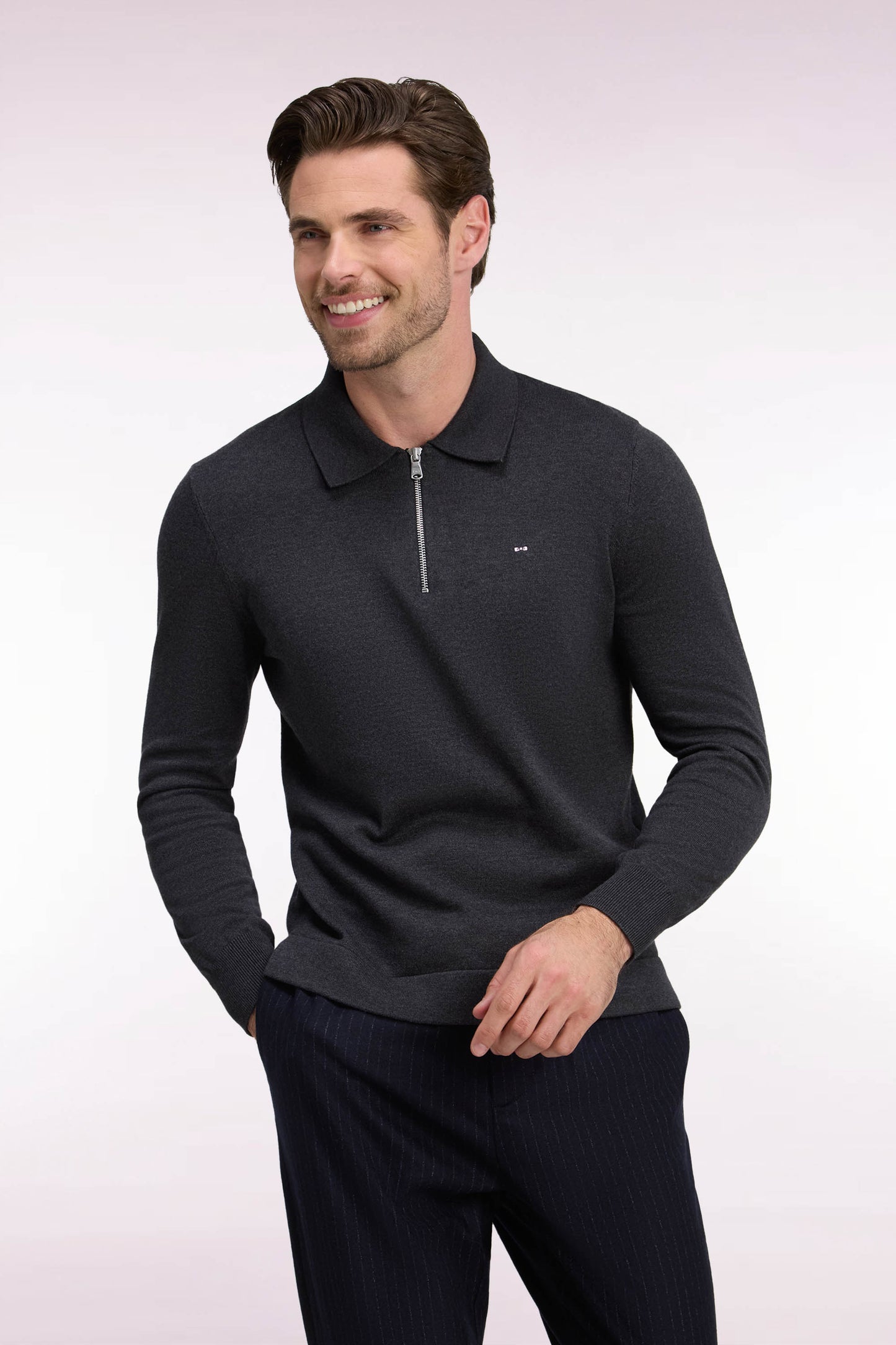 Pull à col polo zippé en coton et viscose gris foncé coupe droite