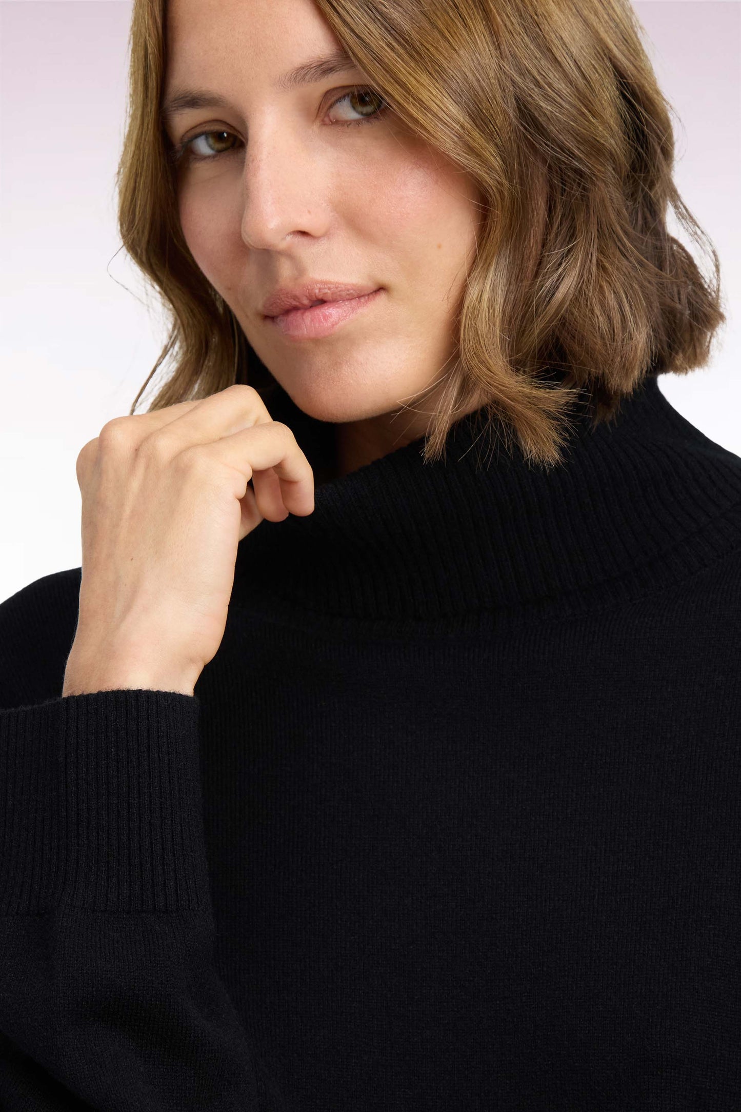 Pull col roulé en laine vierge et cachemire noir