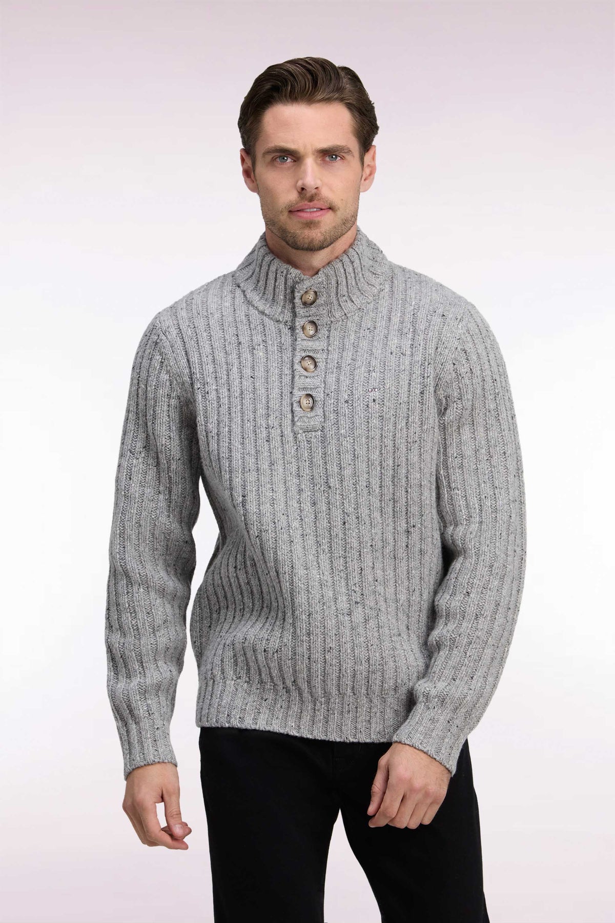 Pull à col montant boutonné en maille épaisse côtelée gris chiné