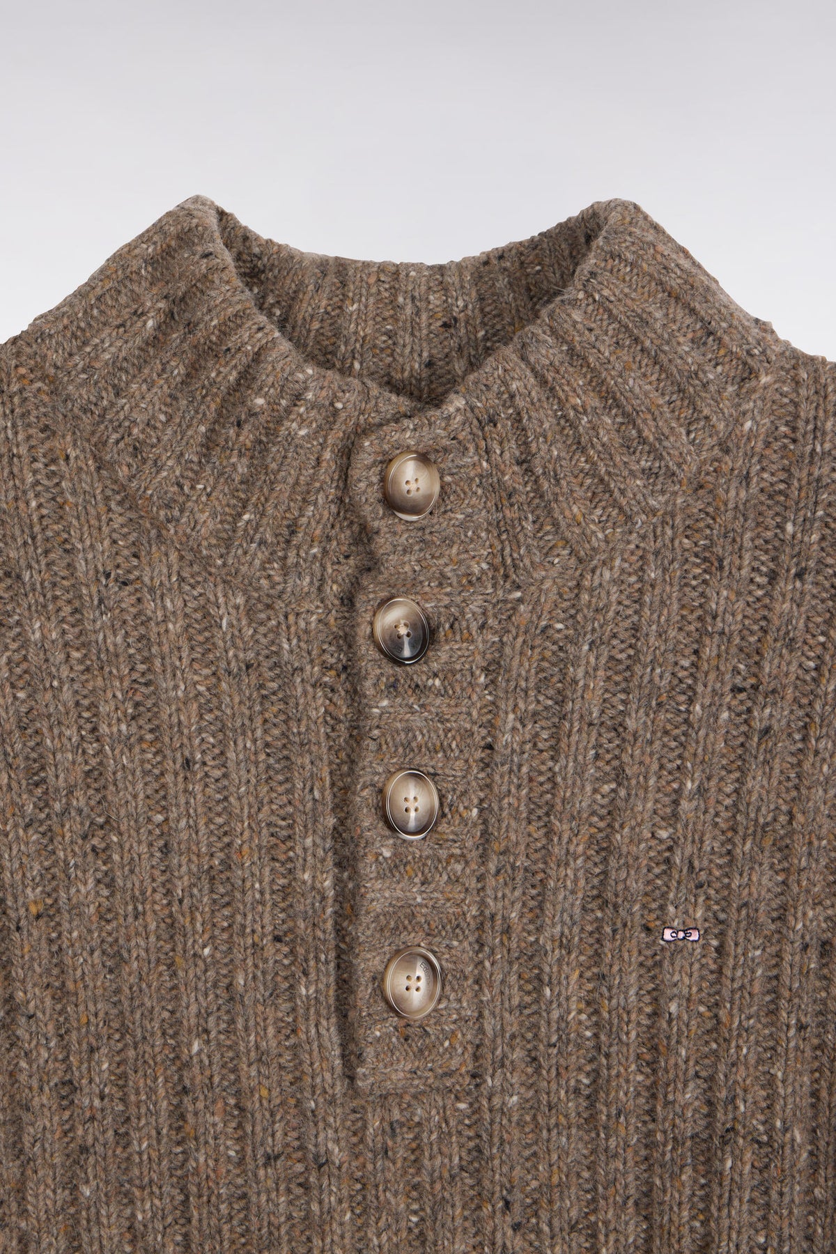 Pull à col montant boutonné en maille épaisse côtelée kaki chiné