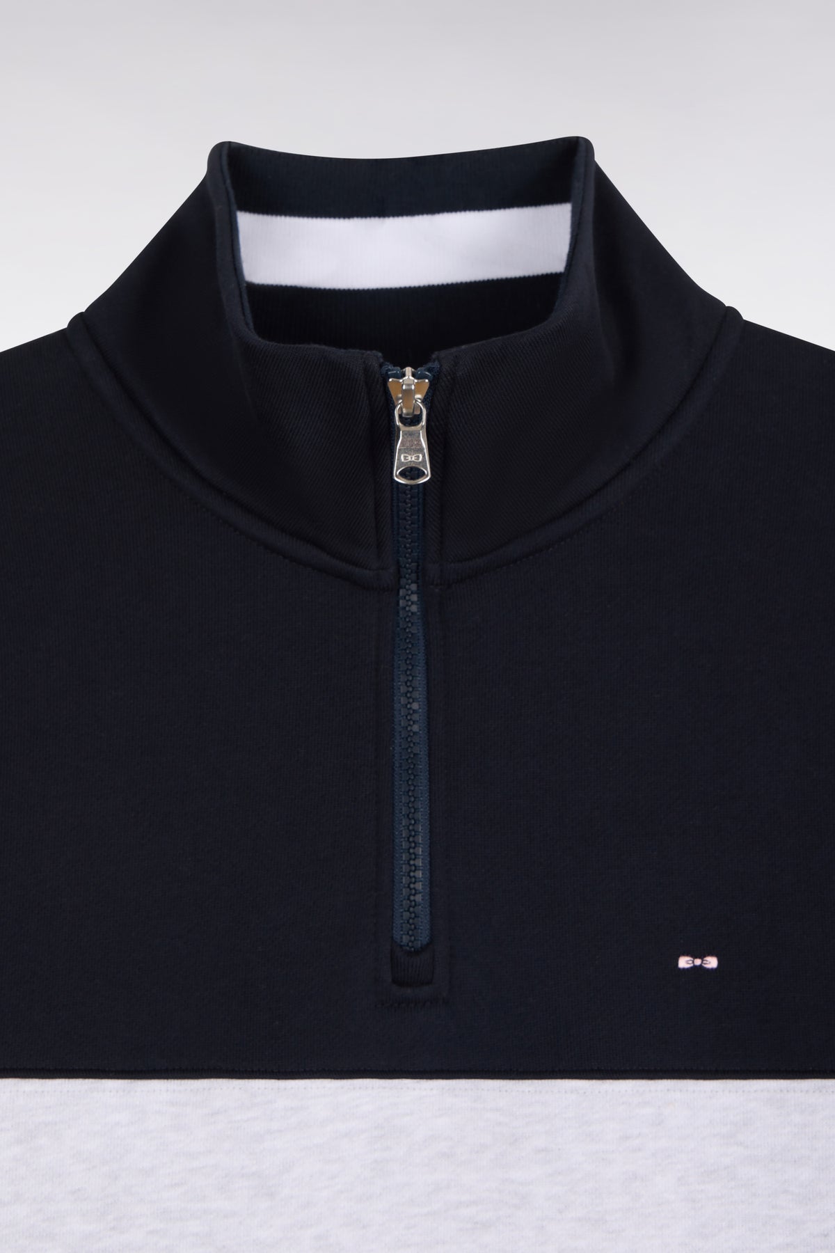 Sweatshirt col camionneur en coton marine à découpes coupe droite