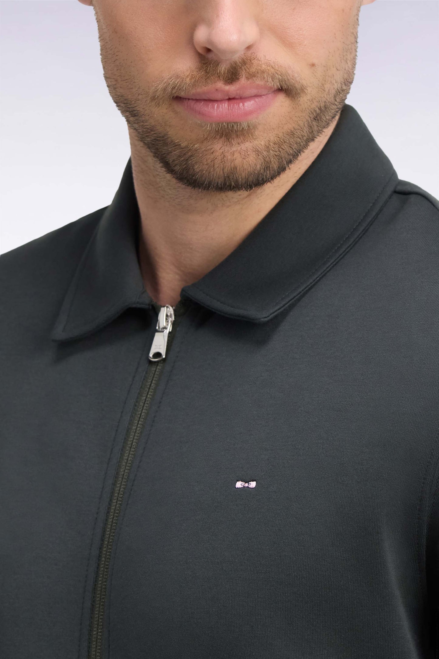 Sweatshirt zippé à col polo en coton kaki coupe droite