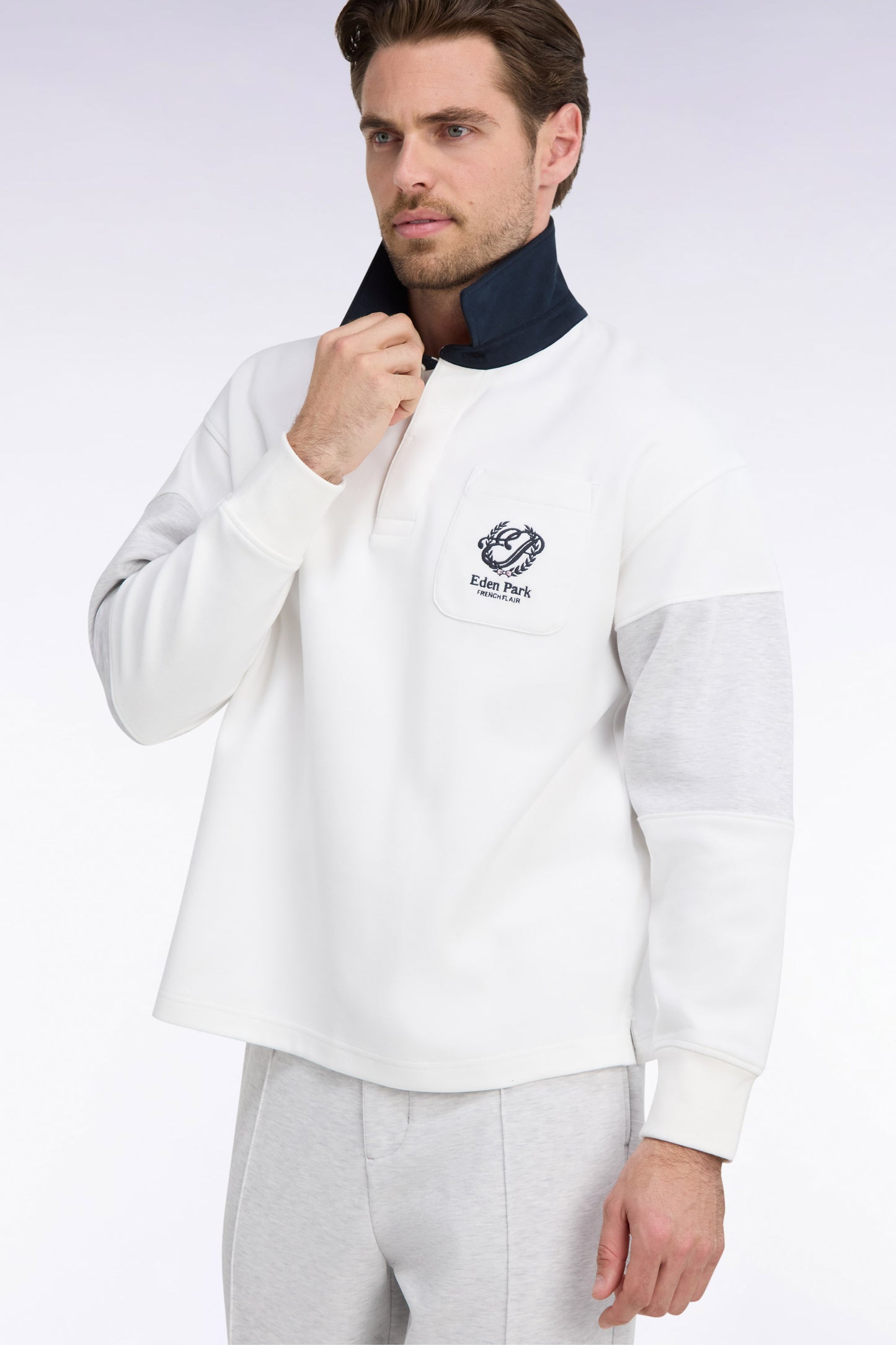 Sweatshirt unisexe à col maillot en interlock écru broderies héritage coupe loose