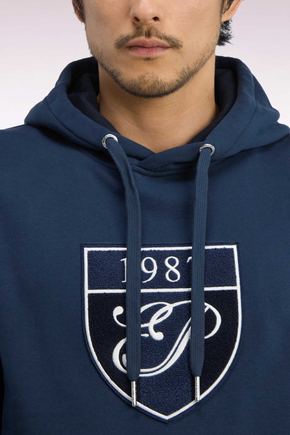 Sweatshirt à capuche en molleton coton gris broderie héritage coupe droite