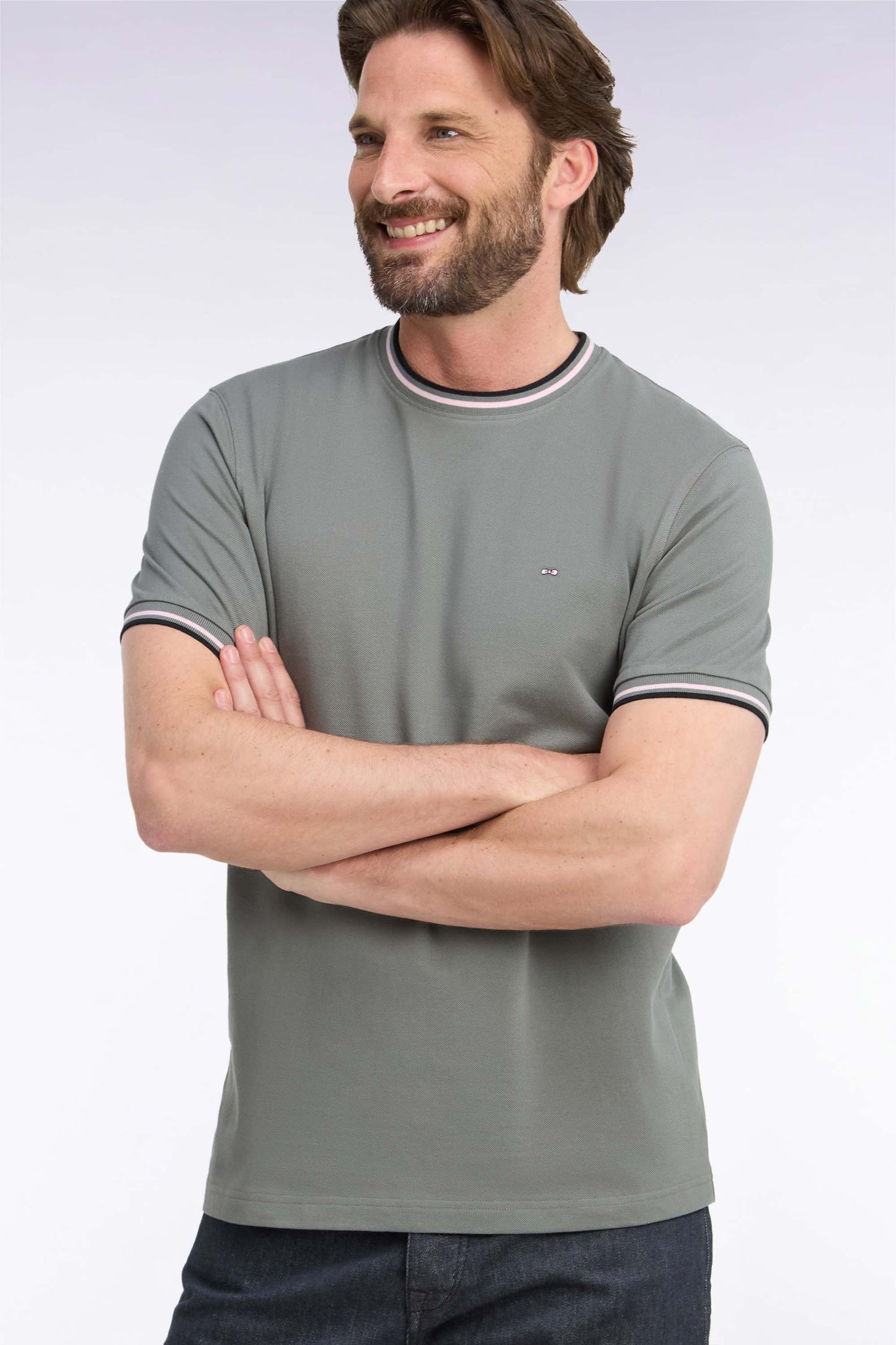 T-shirt manches courtes en coton vert olive à bords-côtes rayés coupe droite