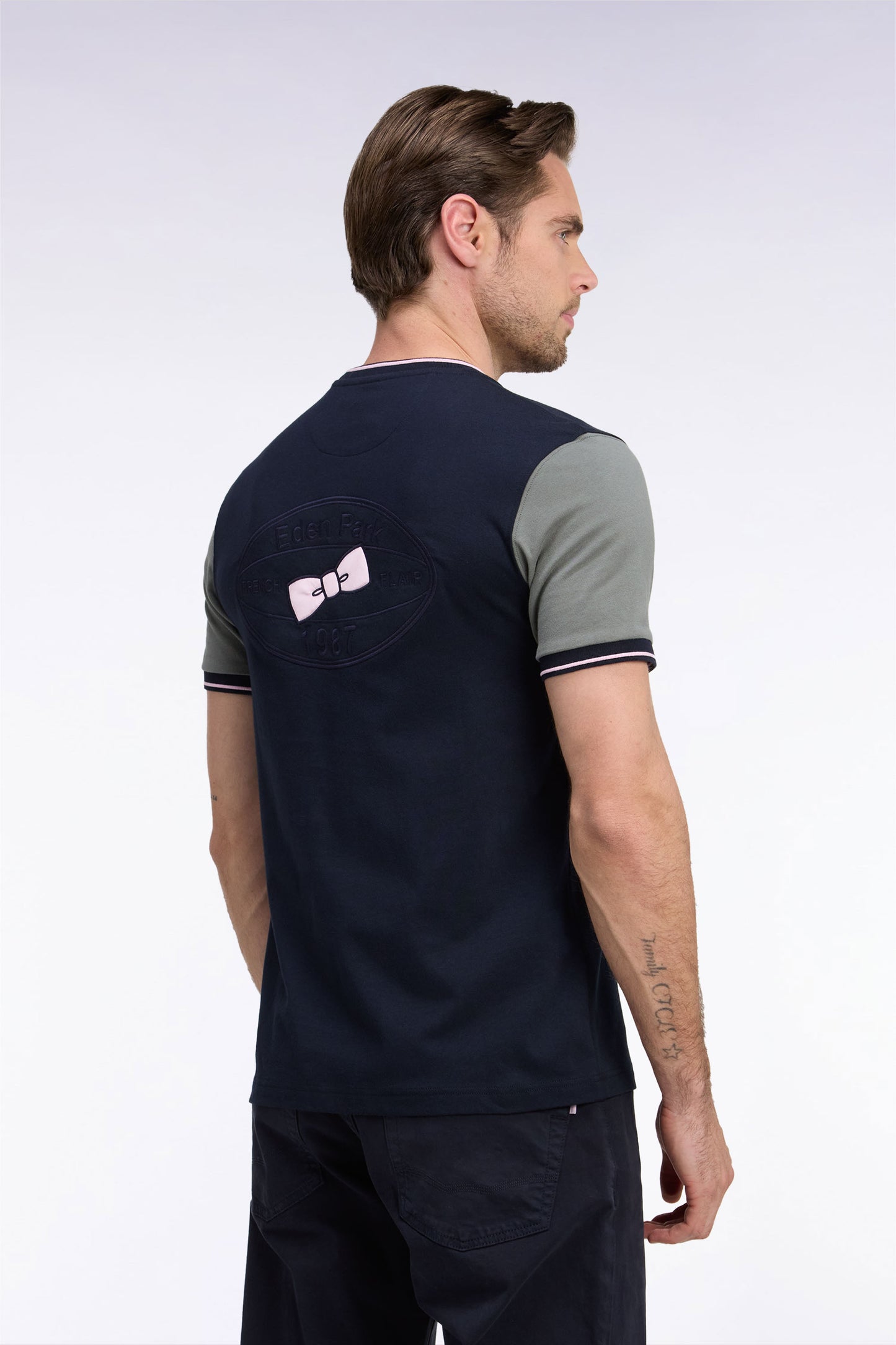 T-shirt manches courtes marine à manches vert olive coupe droite