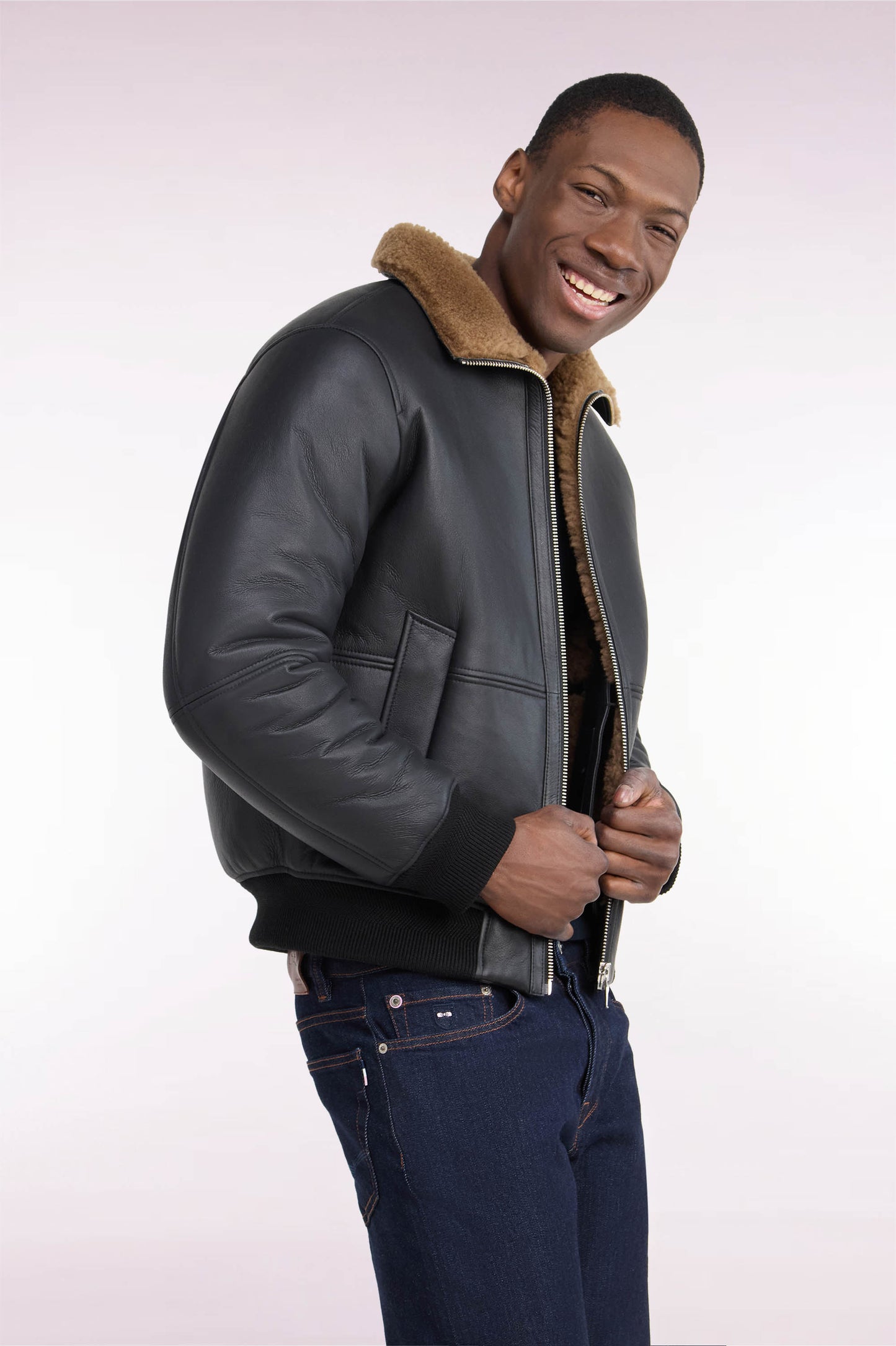 Blouson en peau lainée noir coupe droite