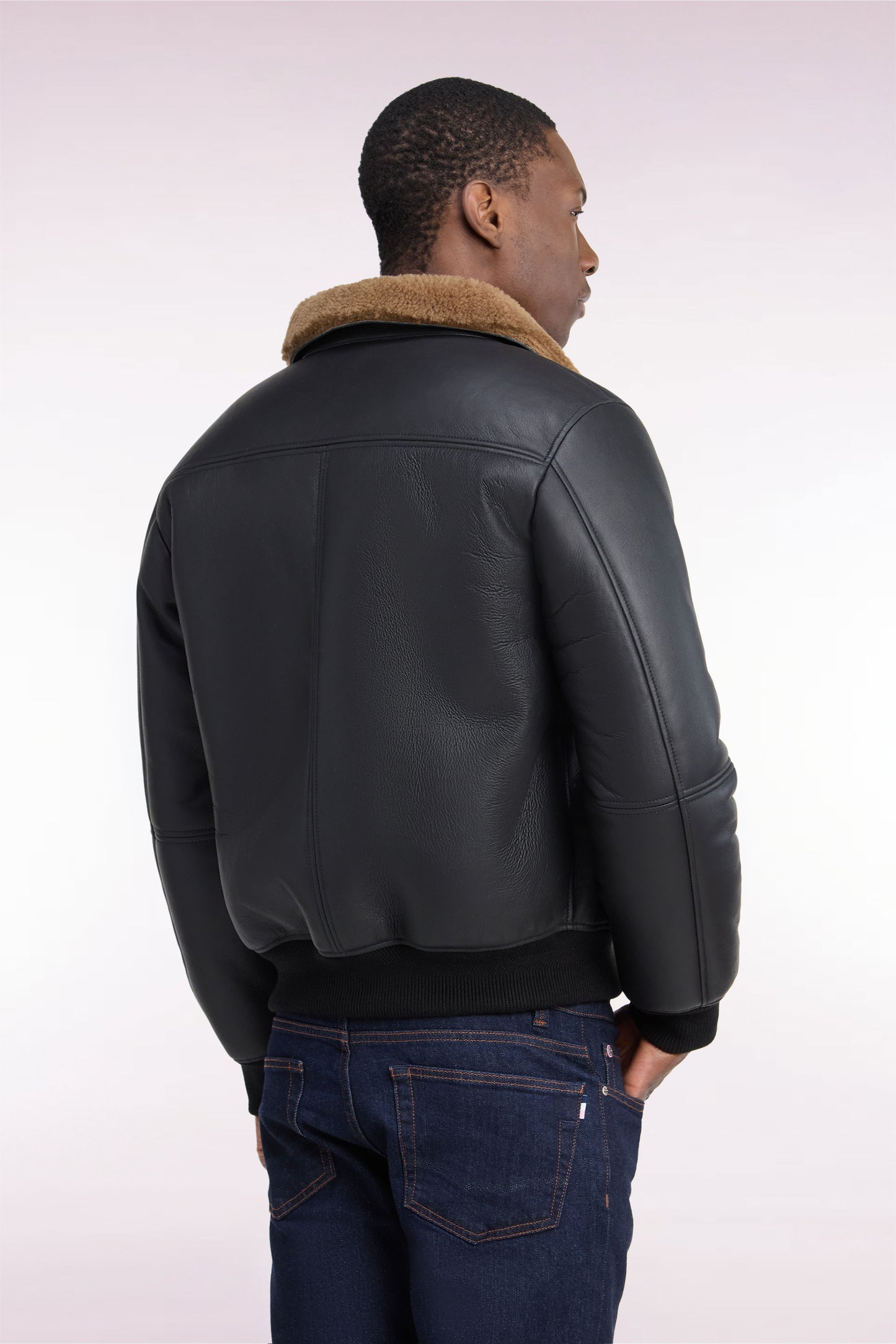Blouson en peau lainée noir coupe droite
