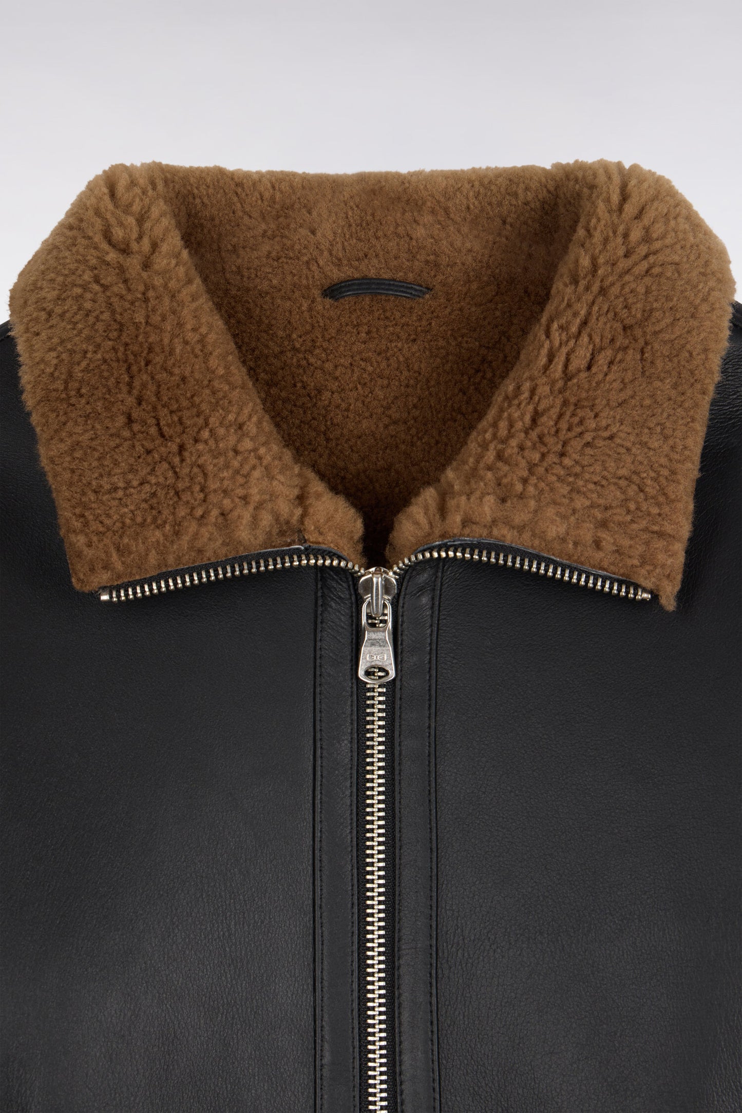 Blouson en peau lainée noir coupe droite