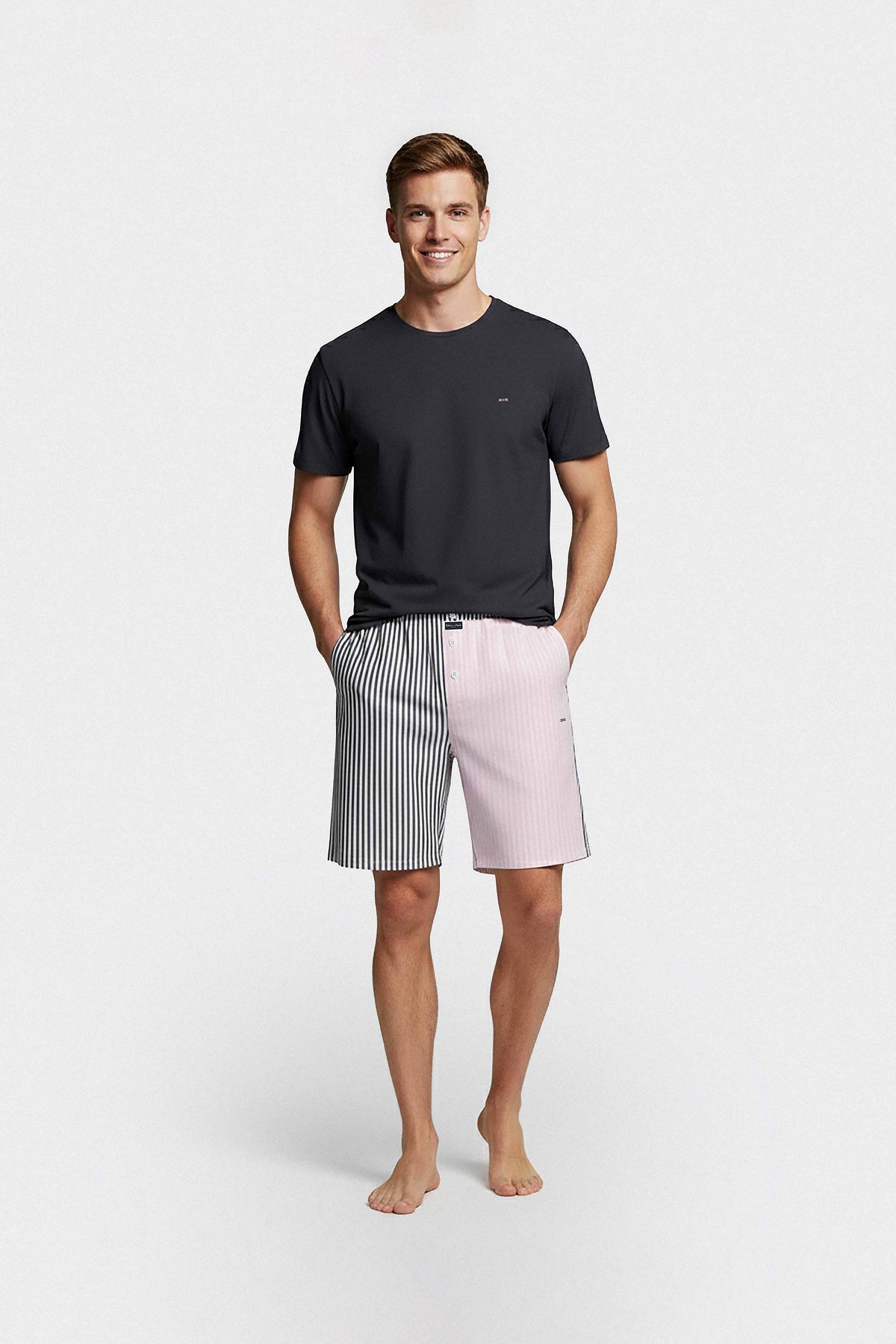 Ensemble pyjama court en coton T-shirt marine et short à rayures bâtons marine et roses