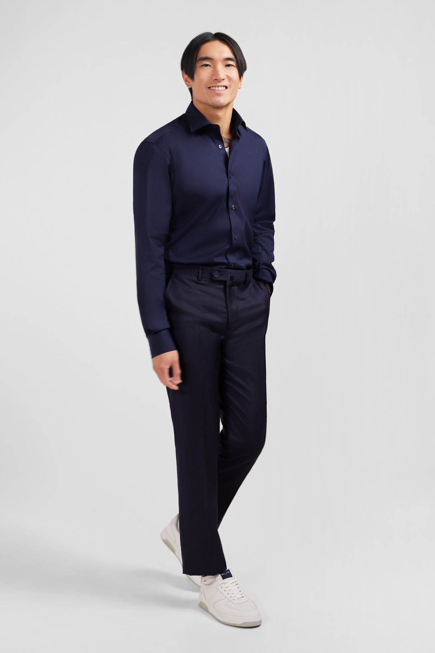 Pantalon regular bleu foncé en laine à plis cassés