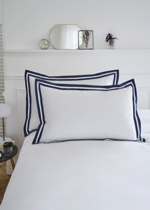 Lot de taies d'oreillers rectangulaires en coton blanc à bordure marine - Image 1