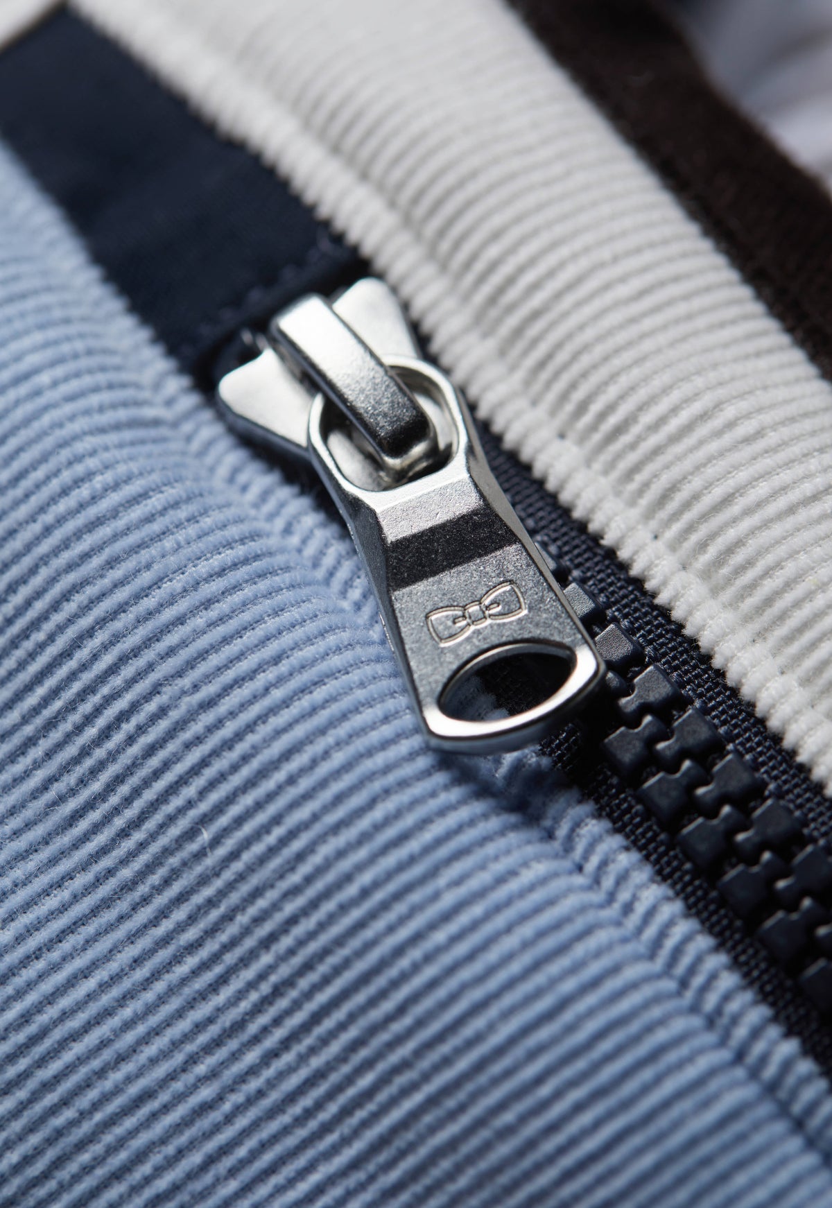 Sac banane en velours rayé bleu et écusson upcyclé Pap'Atelier