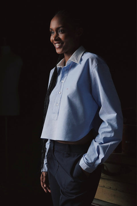 Chemisier cropped unie en coton ciel Pap'atelier - Image 1