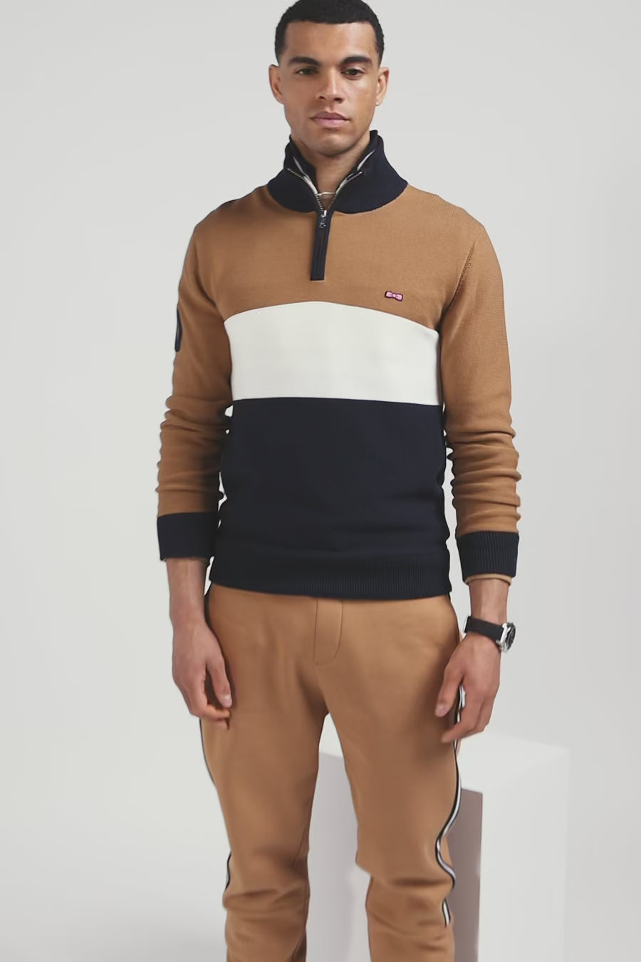 Pull col camionneur zippé colorblock en coton camel brodé coupe Regular