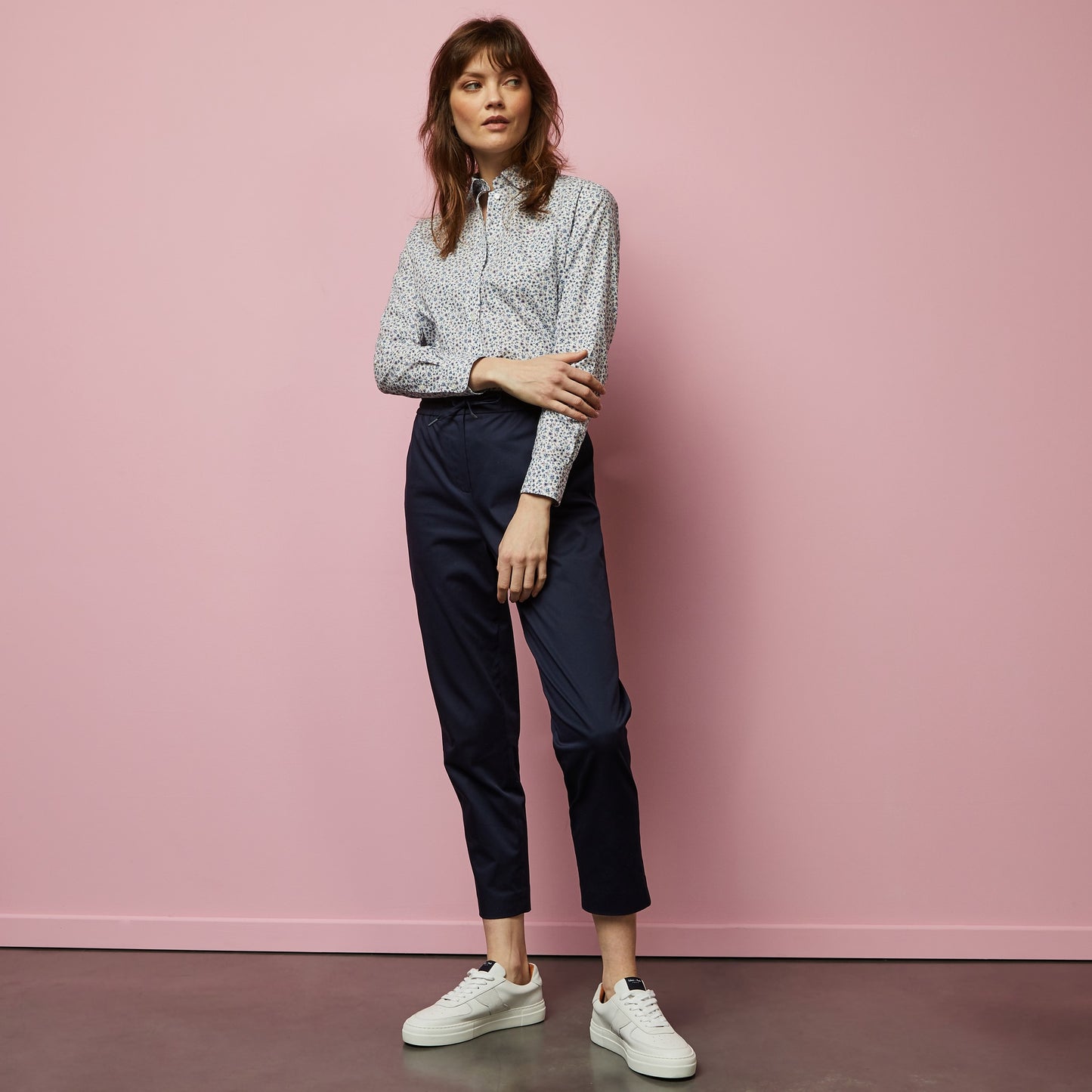 Pantalon bleu foncé à taille élastiquée
