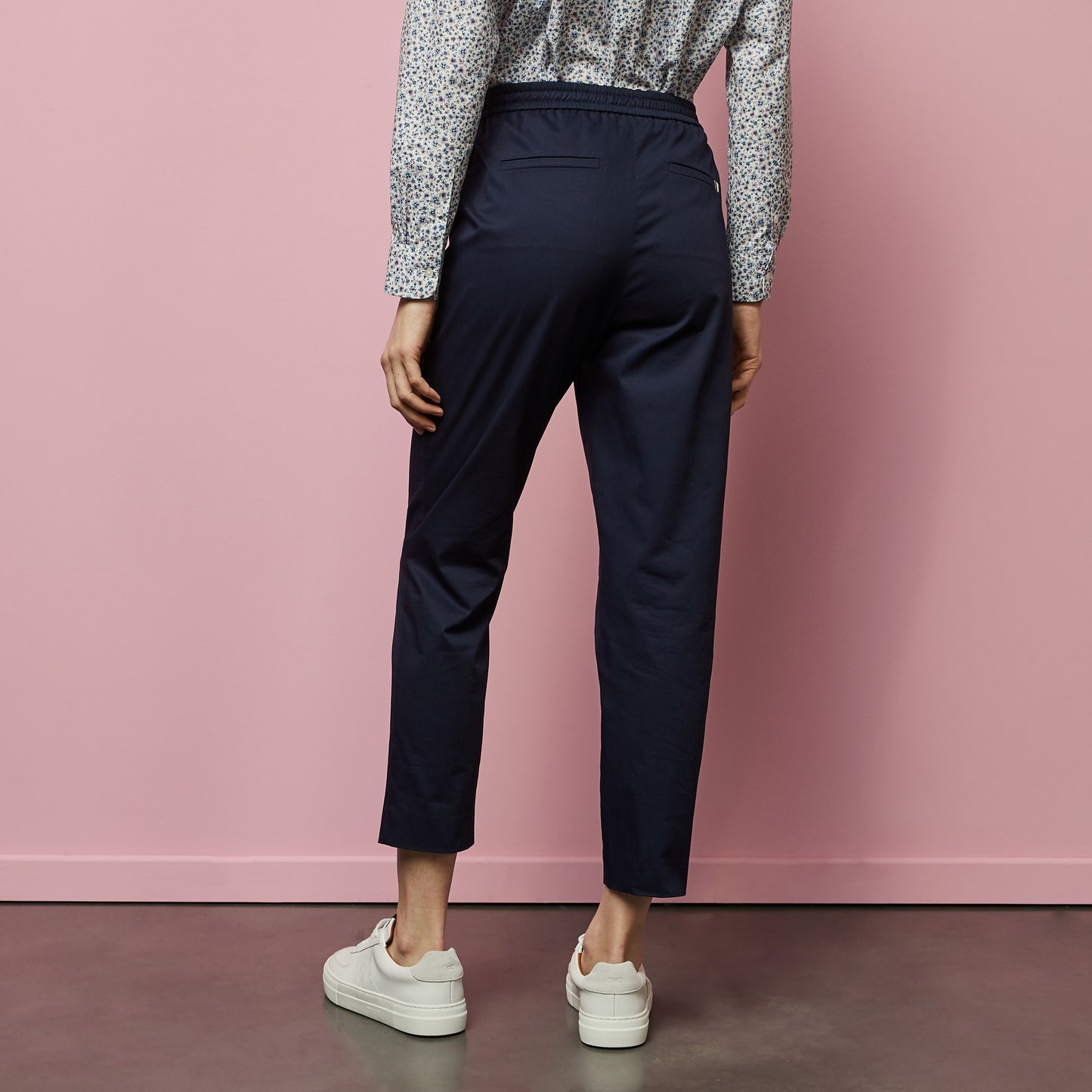 Pantalon bleu foncé à taille élastiquée