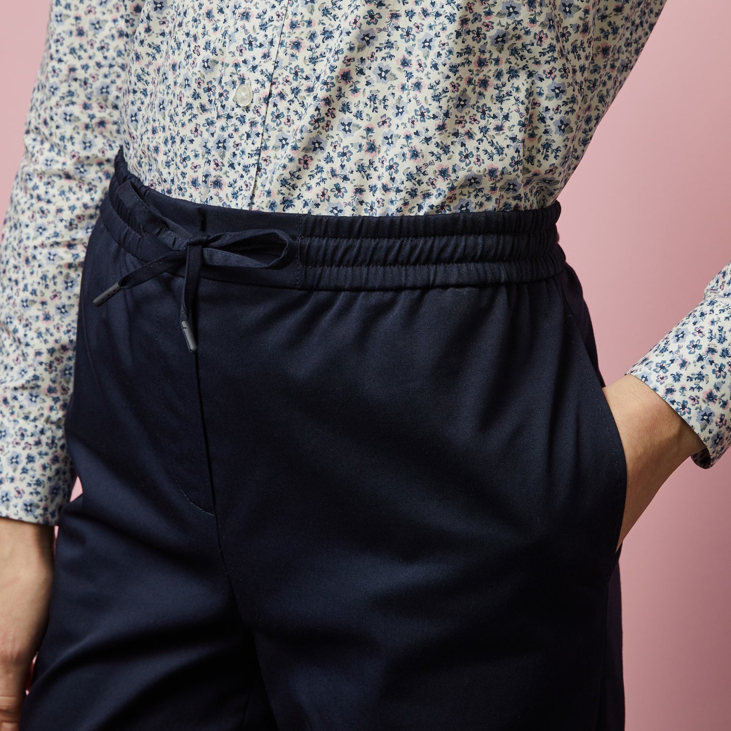 Pantalon bleu foncé à taille élastiquée