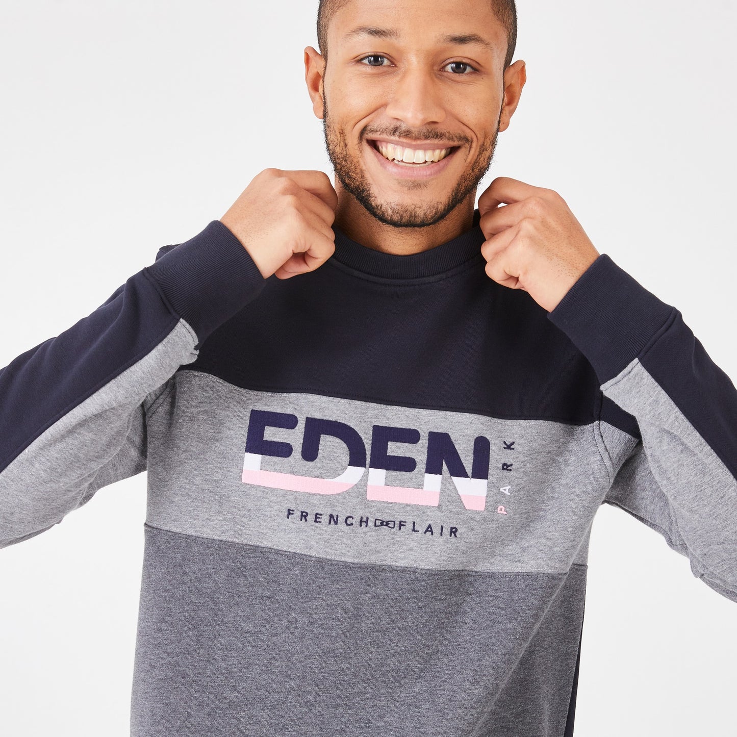 Round-neck sweatshirt in embroidered color-block fleece