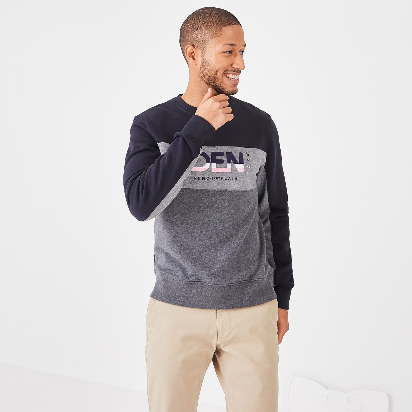 Round-neck sweatshirt in embroidered color-block fleece