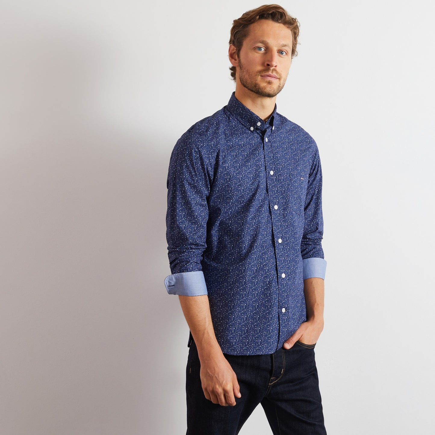 Chemise bleu marine à motif fleuri gris