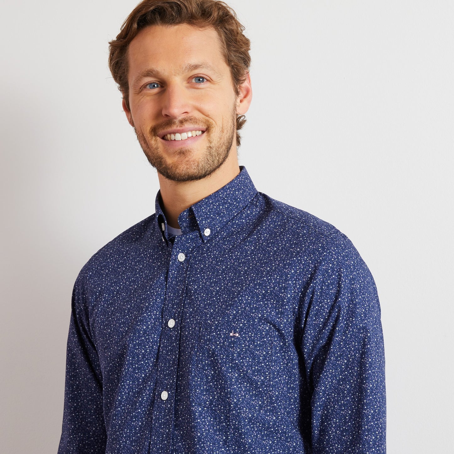 Chemise bleu marine à motif fleuri gris