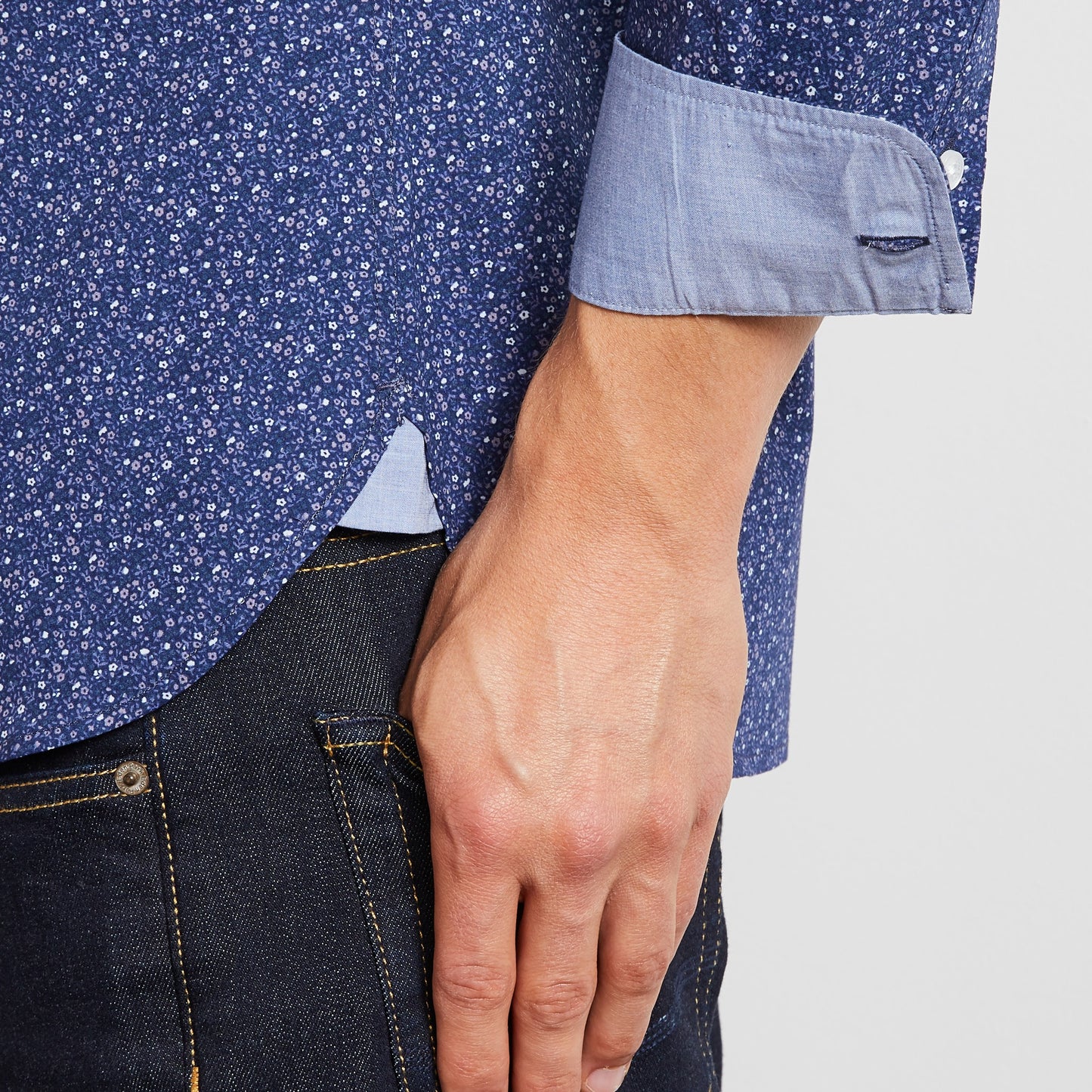 Chemise bleu marine à motif fleuri gris